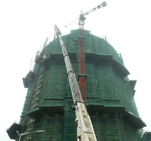 青山湖吊车在工地上作业